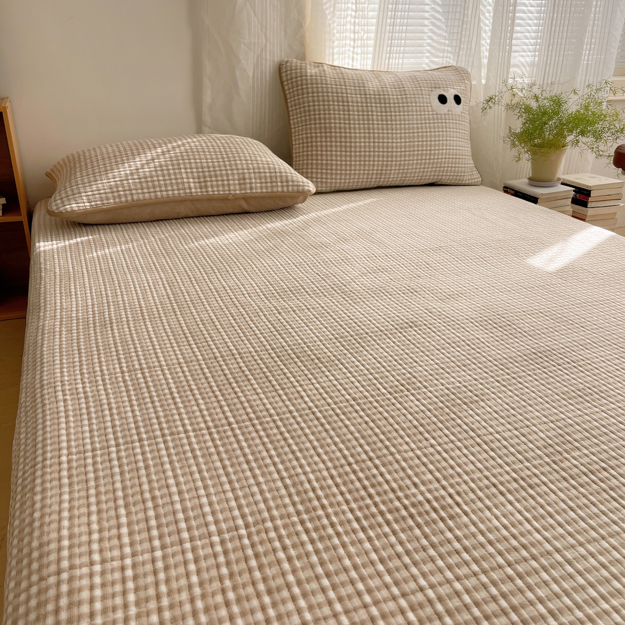 91家纺网 家纺一手货源 找家纺 桃子家居 2025新款韩系撞色毛巾绣大眼睛加厚牛奶绒多功能床盖三件套单品 绒床盖-毛巾绣大眼咖格