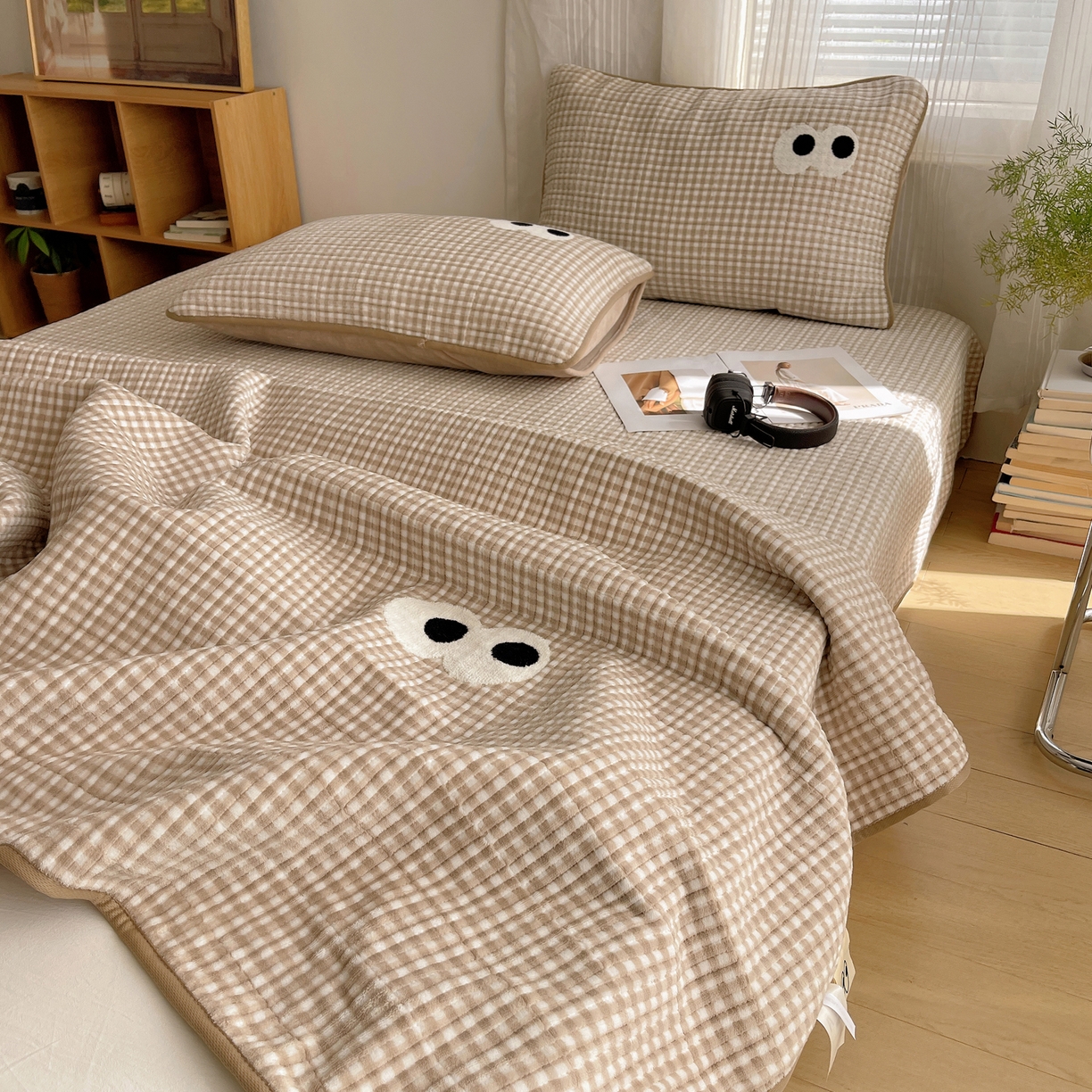 91家纺网 家纺一手货源 找家纺 桃子家居 2025新款韩系撞色毛巾绣大眼睛加厚牛奶绒多功能床盖三件套单品 绒床盖-毛巾绣大眼咖格