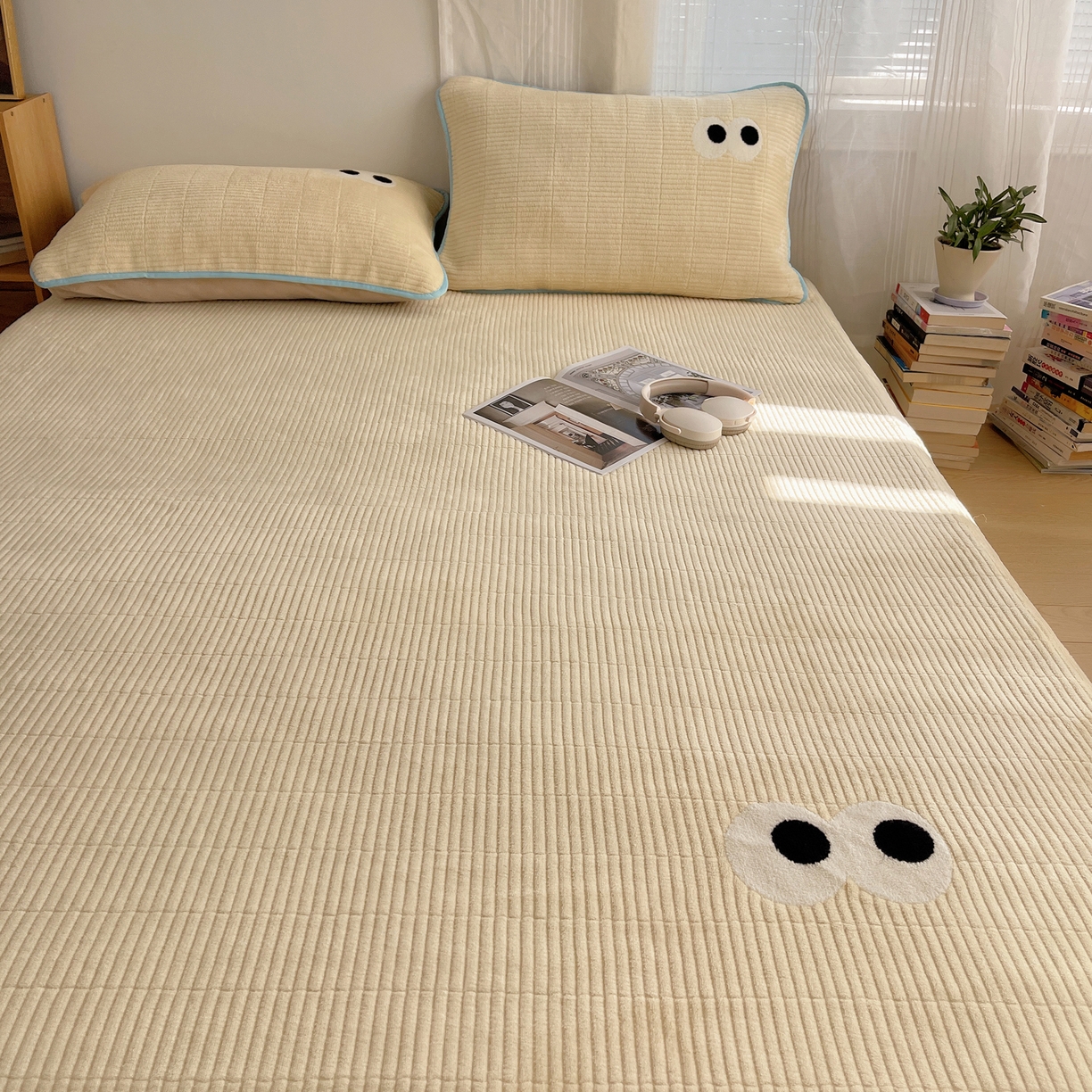 91家纺网 家纺一手货源 找家纺 桃子家居 2025新款韩系撞色毛巾绣大眼睛加厚牛奶绒多功能床盖三件套单品 绒床盖-毛巾绣大眼黄