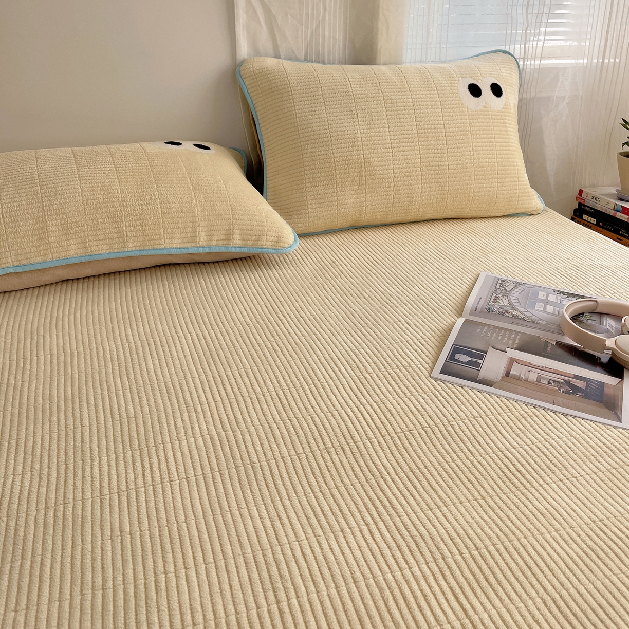 91家纺网 家纺一手货源 找家纺 桃子家居 2025新款韩系撞色毛巾绣大眼睛加厚牛奶绒多功能床盖三件套单品 绒床盖-毛巾绣大眼黄