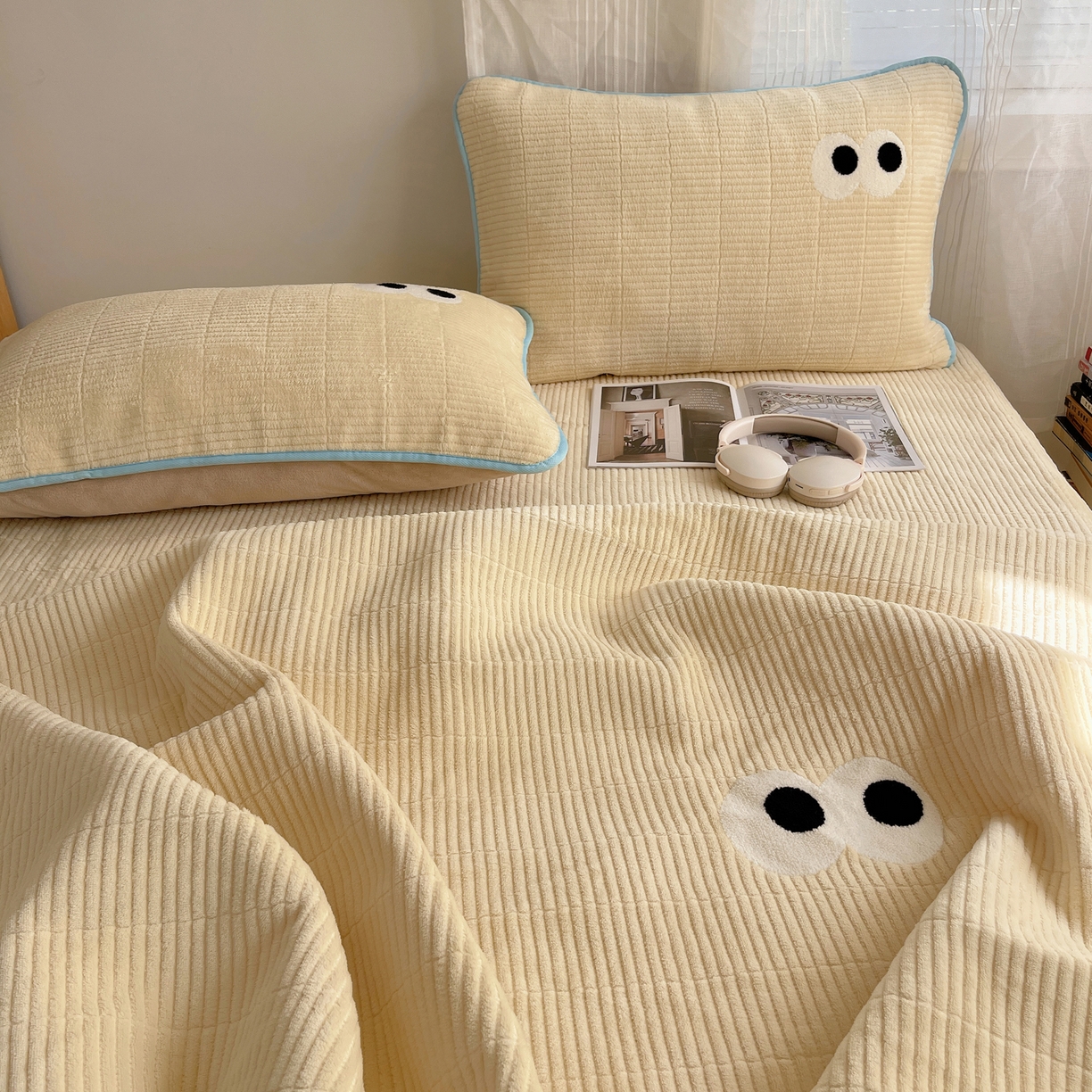 91家纺网 家纺一手货源 找家纺 桃子家居 2025新款韩系撞色毛巾绣大眼睛加厚牛奶绒多功能床盖三件套单品 绒床盖-毛巾绣大眼黄