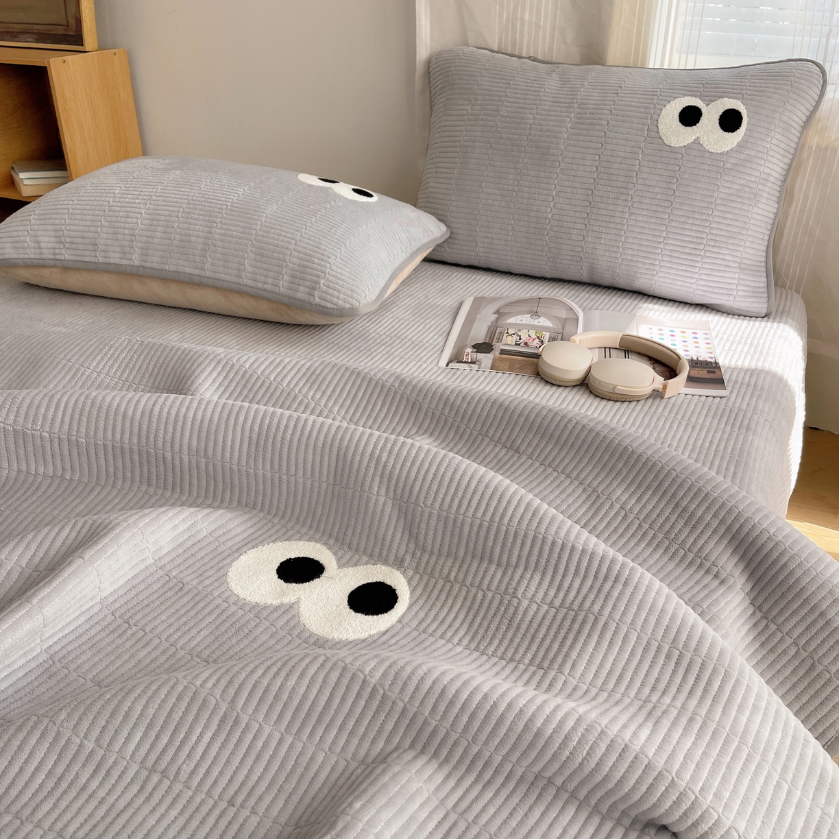 91家纺网 家纺一手货源 找家纺 桃子家居 2025新款韩系撞色毛巾绣大眼睛加厚牛奶绒多功能床盖三件套单品 绒床盖-毛巾绣大眼灰