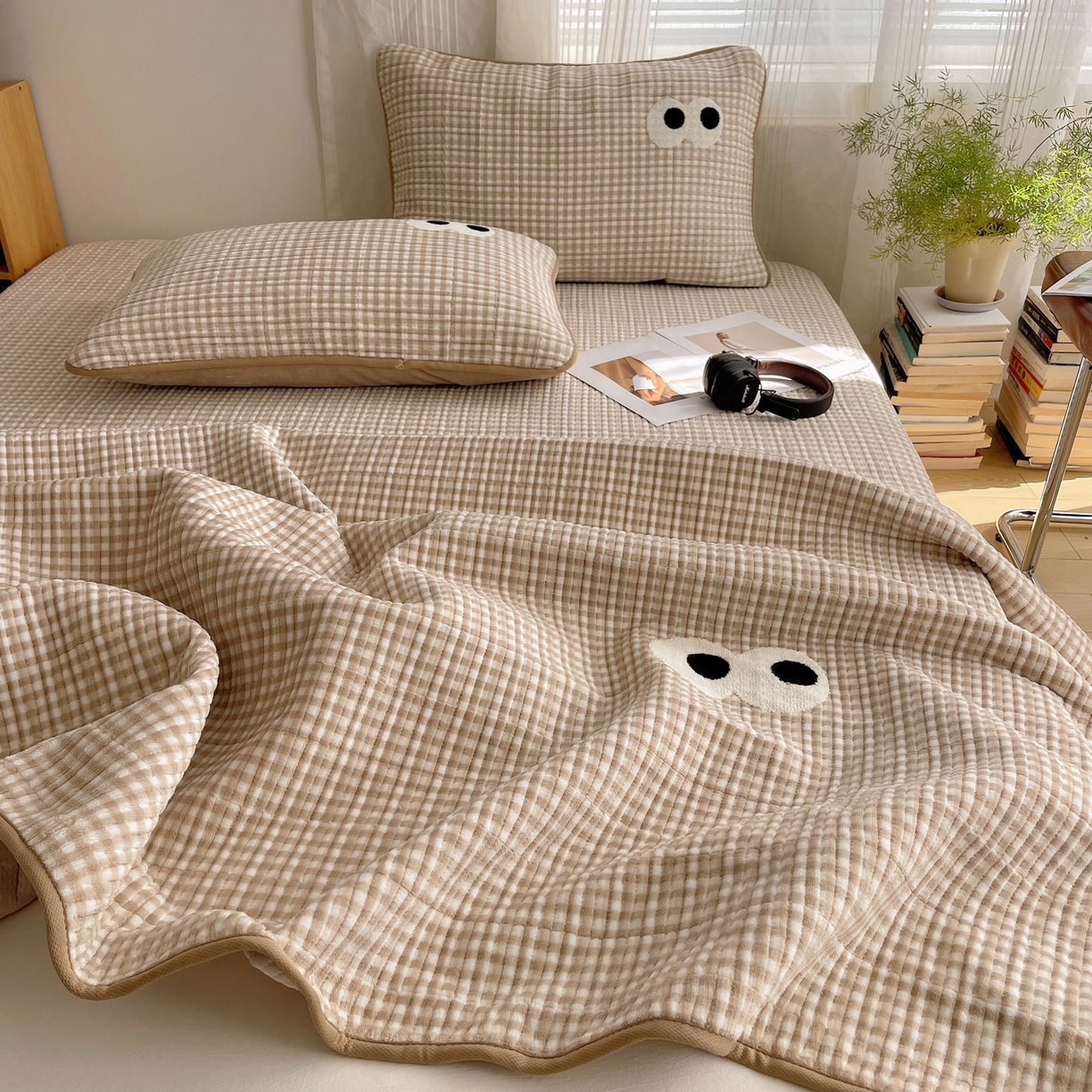 91家纺网 家纺一手货源 找家纺 桃子家居 2025新款韩系撞色毛巾绣大眼睛加厚牛奶绒多功能床盖三件套单品 绒床盖-毛巾绣大眼咖格