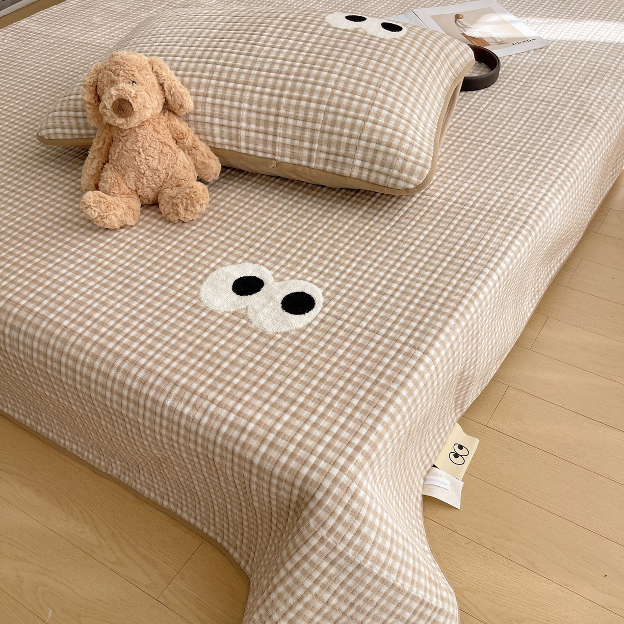 91家纺网 家纺一手货源 找家纺 桃子家居 2025新款韩系撞色毛巾绣大眼睛加厚牛奶绒多功能床盖三件套单品 绒床盖-毛巾绣大眼咖格