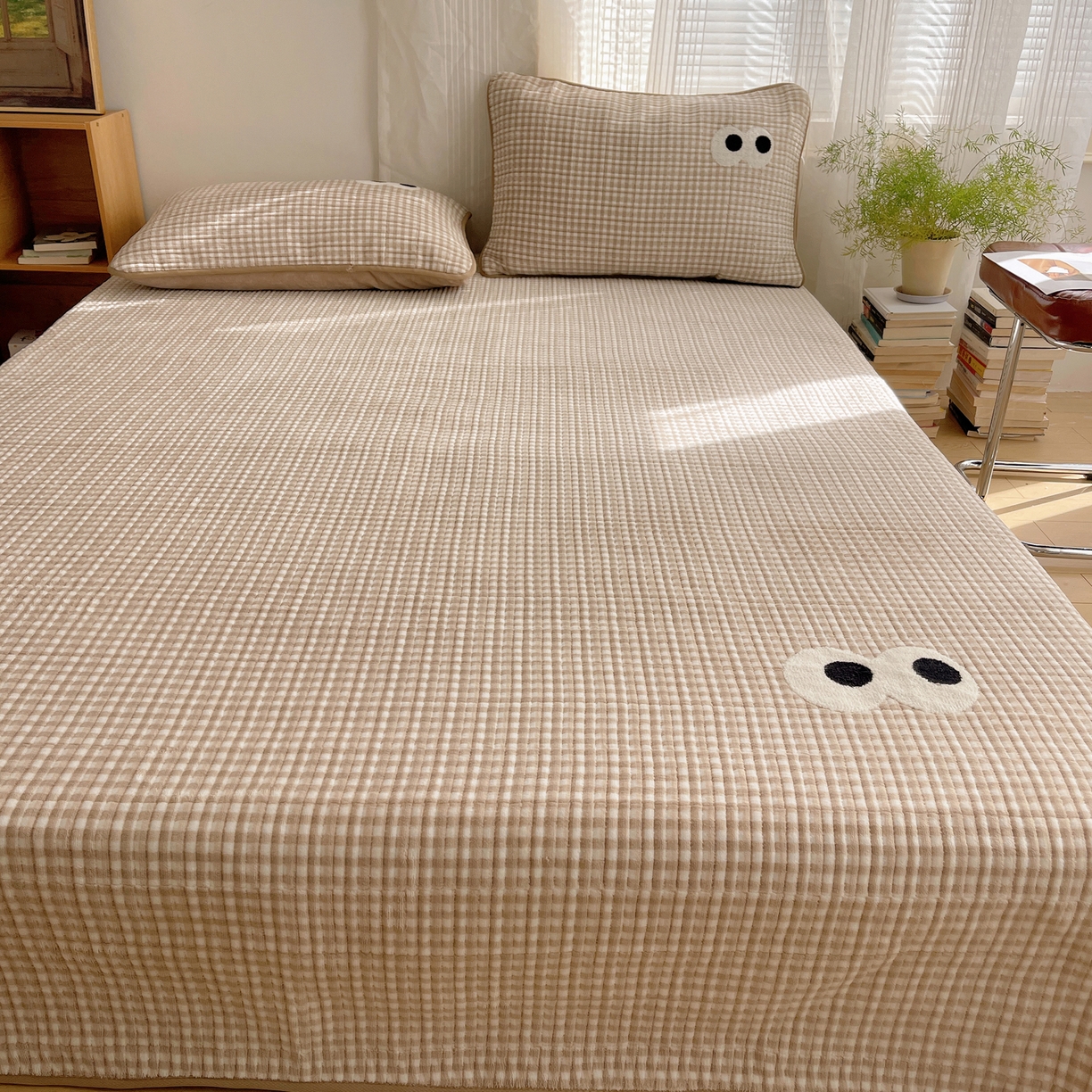 91家纺网 家纺一手货源 找家纺 桃子家居 2025新款韩系撞色毛巾绣大眼睛加厚牛奶绒多功能床盖三件套单品 绒床盖-毛巾绣大眼咖格