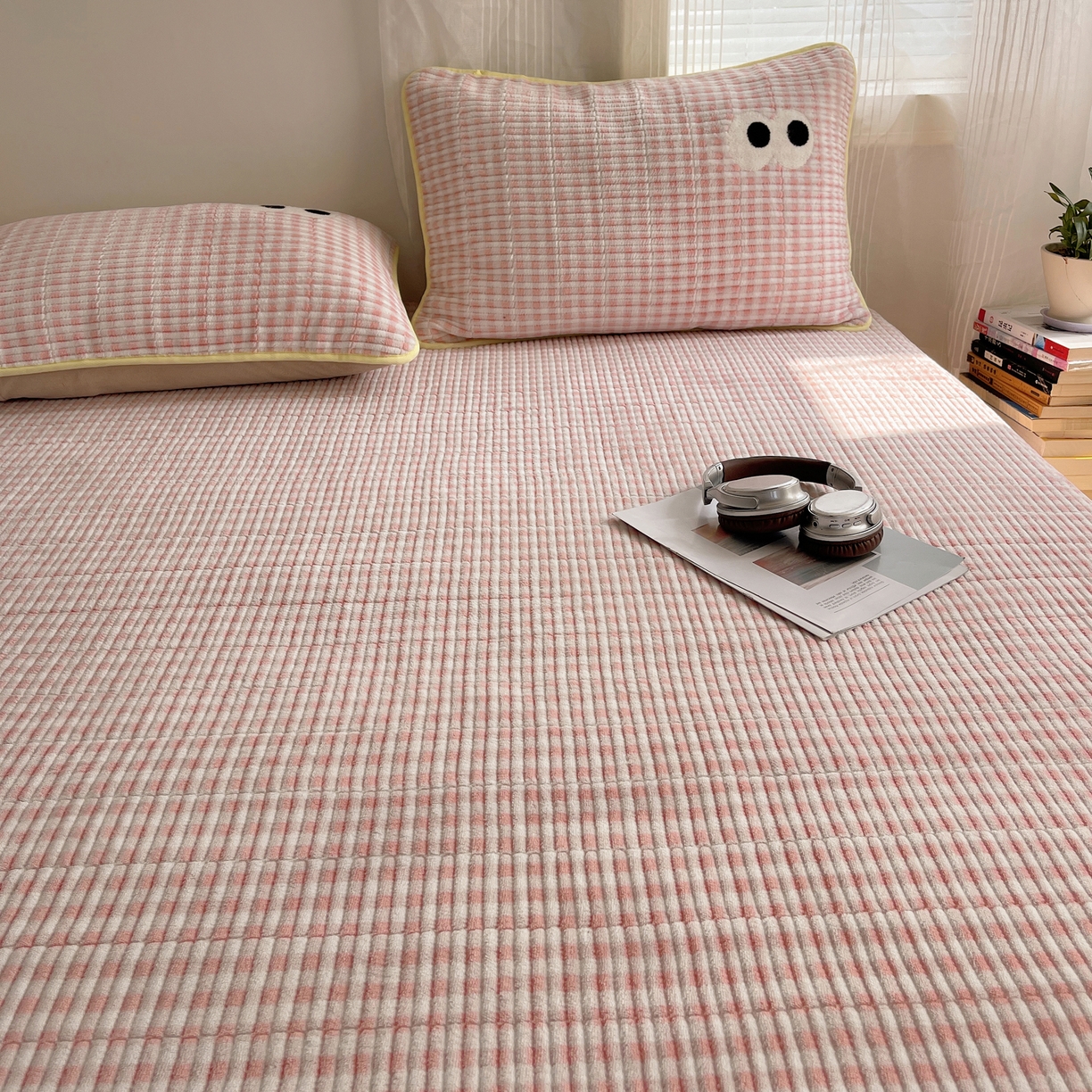 91家纺网 家纺一手货源 找家纺 （总）桃子家居 2025新款韩系撞色毛巾绣大眼睛加厚牛奶绒多功能床盖三件套单品