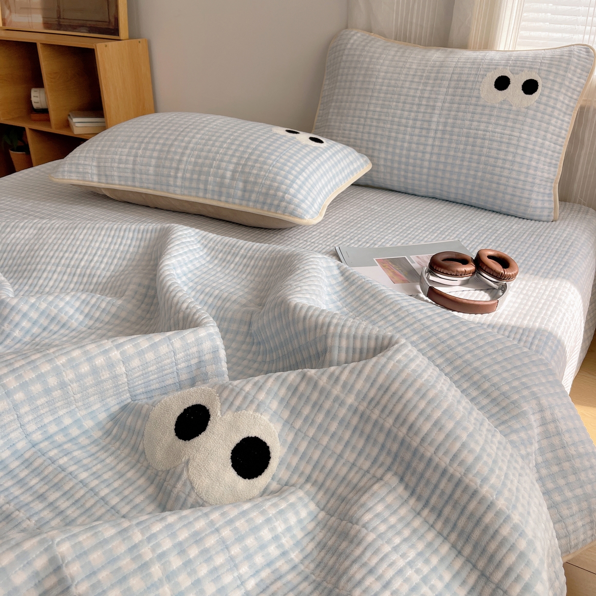 91家纺网 家纺一手货源 找家纺 桃子家居 2025新款韩系撞色毛巾绣大眼睛加厚牛奶绒多功能床盖三件套单品 绒床盖-毛巾绣大眼蓝格