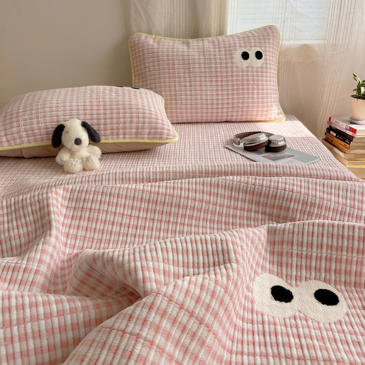 91家纺网 家纺一手货源 找家纺 桃子家居 2025新款韩系撞色毛巾绣大眼睛加厚牛奶绒多功能床盖三件套单品 绒床盖-毛巾绣大眼粉格