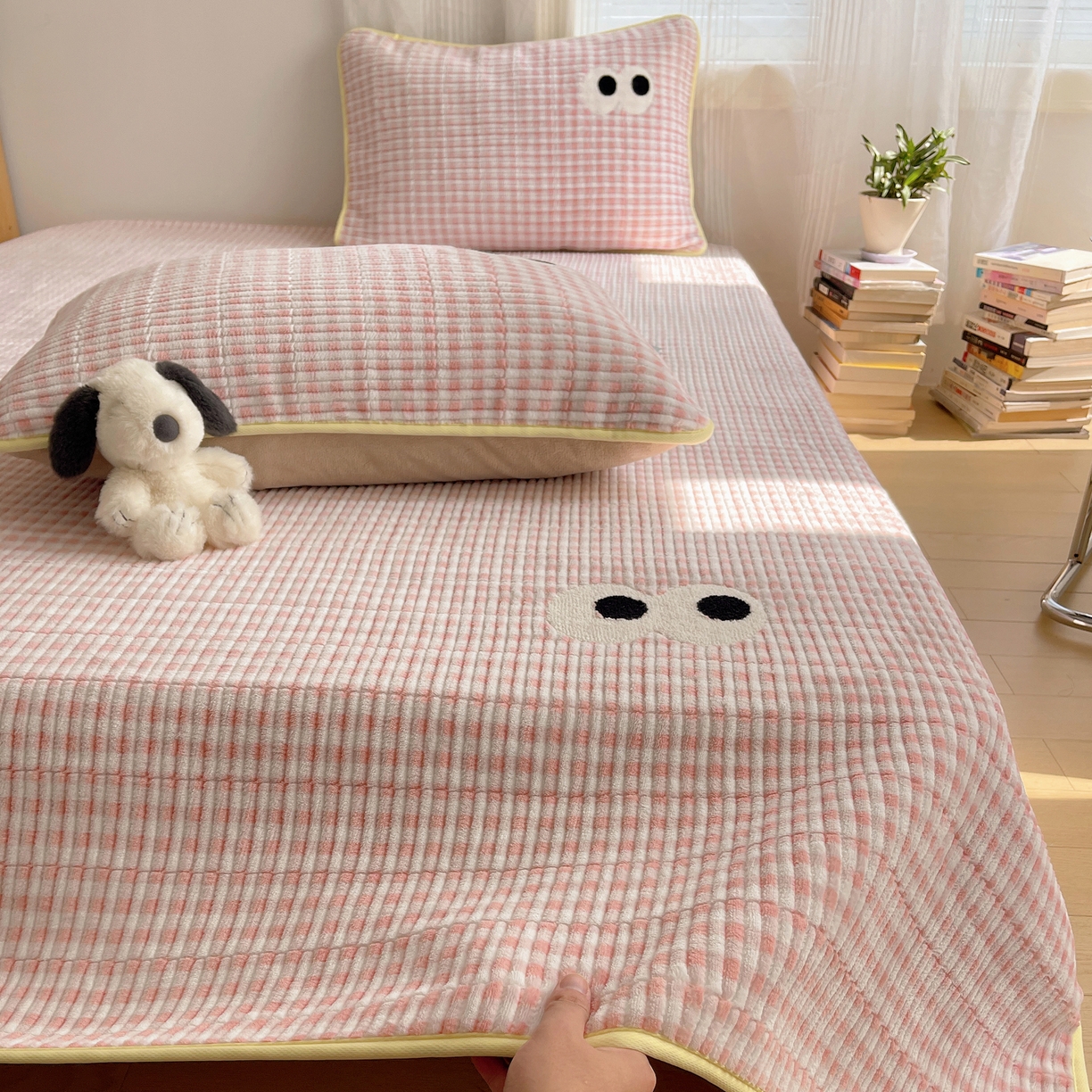 91家纺网 家纺一手货源 找家纺 桃子家居 2025新款韩系撞色毛巾绣大眼睛加厚牛奶绒多功能床盖三件套单品 绒床盖-毛巾绣大眼粉格