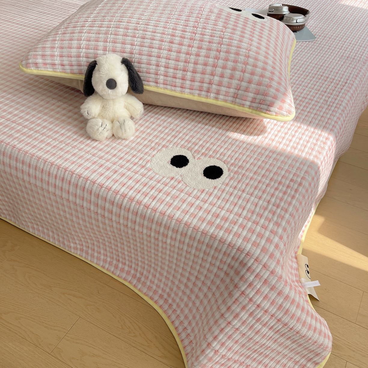 91家纺网 家纺一手货源 找家纺 桃子家居 2025新款韩系撞色毛巾绣大眼睛加厚牛奶绒多功能床盖三件套单品 绒床盖-毛巾绣大眼粉格