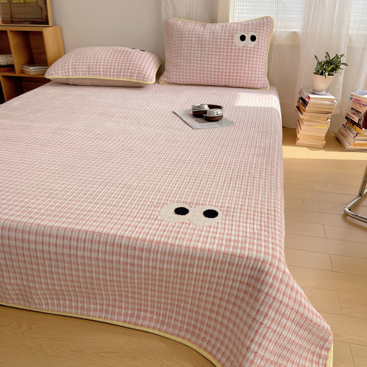 91家纺网 家纺一手货源 找家纺 桃子家居 2025新款韩系撞色毛巾绣大眼睛加厚牛奶绒多功能床盖三件套单品 绒床盖-毛巾绣大眼粉格