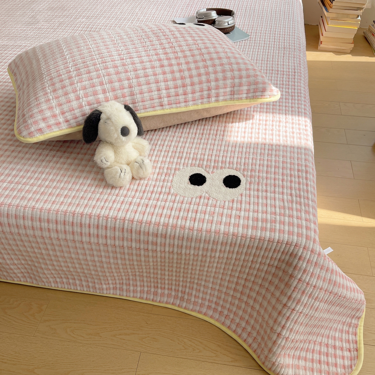 91家纺网 家纺一手货源 找家纺 桃子家居 2025新款韩系撞色毛巾绣大眼睛加厚牛奶绒多功能床盖三件套单品 绒床盖-毛巾绣大眼粉格