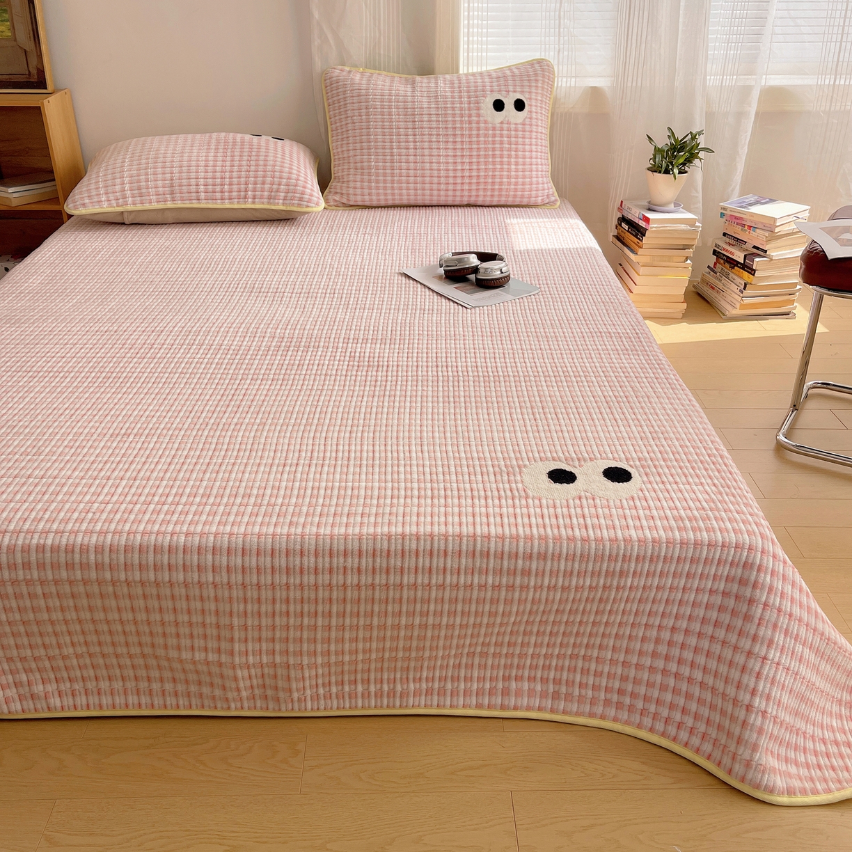 91家纺网 家纺一手货源 找家纺 桃子家居 2025新款韩系撞色毛巾绣大眼睛加厚牛奶绒多功能床盖三件套单品 绒床盖-毛巾绣大眼粉格