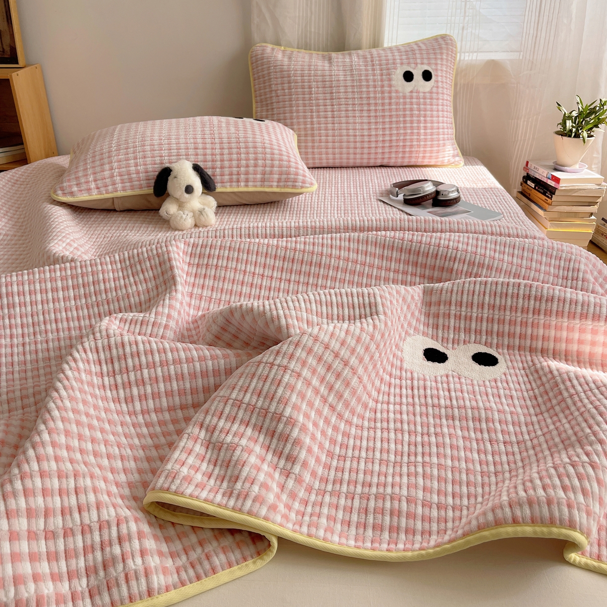 91家纺网 家纺一手货源 找家纺 桃子家居 2025新款韩系撞色毛巾绣大眼睛加厚牛奶绒多功能床盖三件套单品 绒床盖-毛巾绣大眼粉格