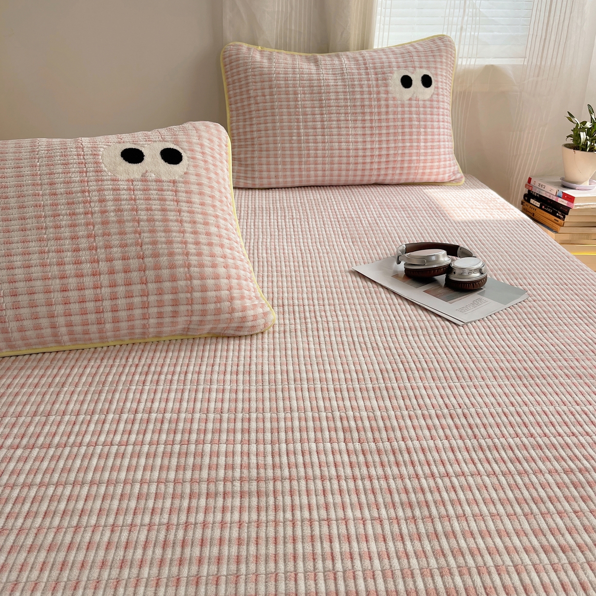 91家纺网 家纺一手货源 找家纺 桃子家居 2025新款韩系撞色毛巾绣大眼睛加厚牛奶绒多功能床盖三件套单品 绒床盖-毛巾绣大眼粉格