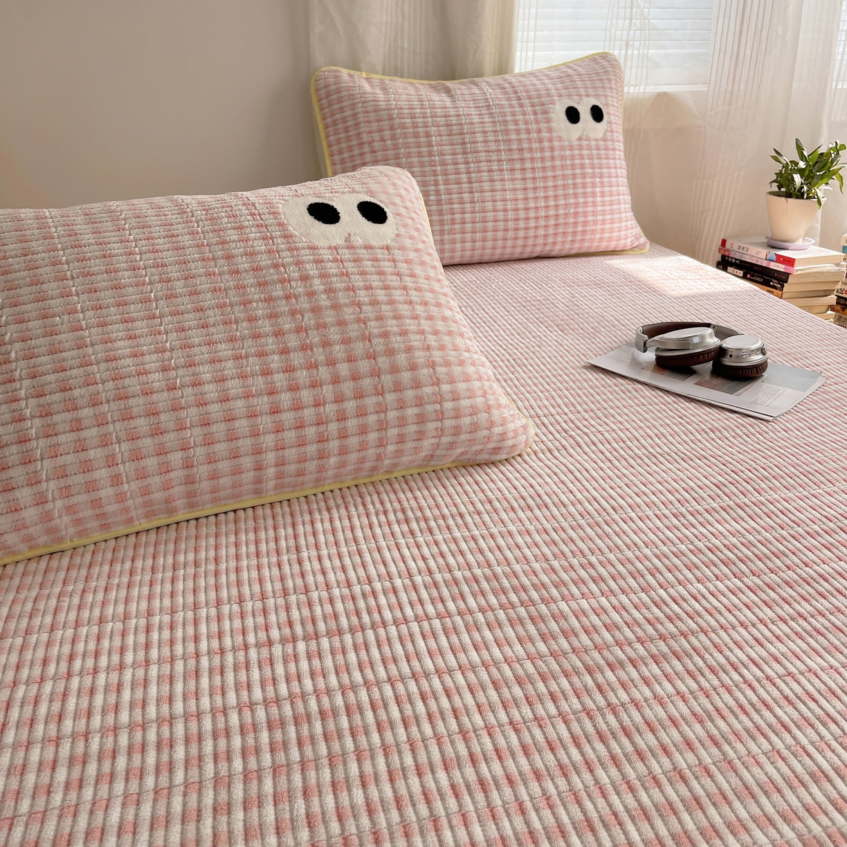 91家纺网 家纺一手货源 找家纺 桃子家居 2025新款韩系撞色毛巾绣大眼睛加厚牛奶绒多功能床盖三件套单品 绒床盖-毛巾绣大眼粉格