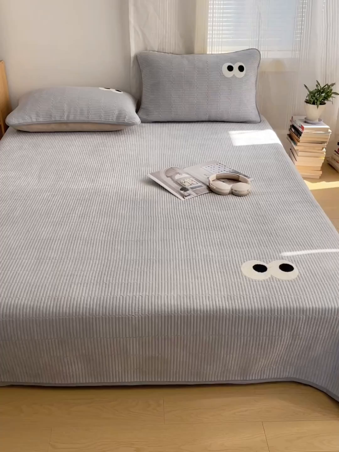 91家纺网 家纺一手货源 找家纺 桃子家居 2025新款韩系撞色毛巾绣大眼睛加厚牛奶绒多功能床盖三件套单品 绒床盖-毛巾绣大眼灰
