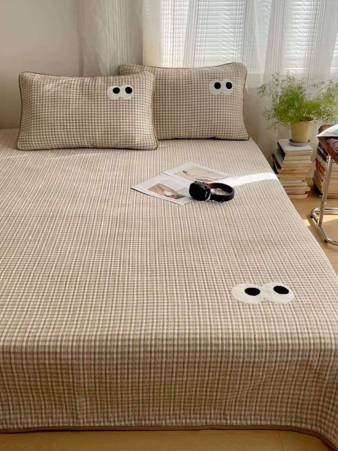 91家纺网 家纺一手货源 找家纺 桃子家居 2025新款韩系撞色毛巾绣大眼睛加厚牛奶绒多功能床盖三件套单品 绒床盖-毛巾绣大眼咖格