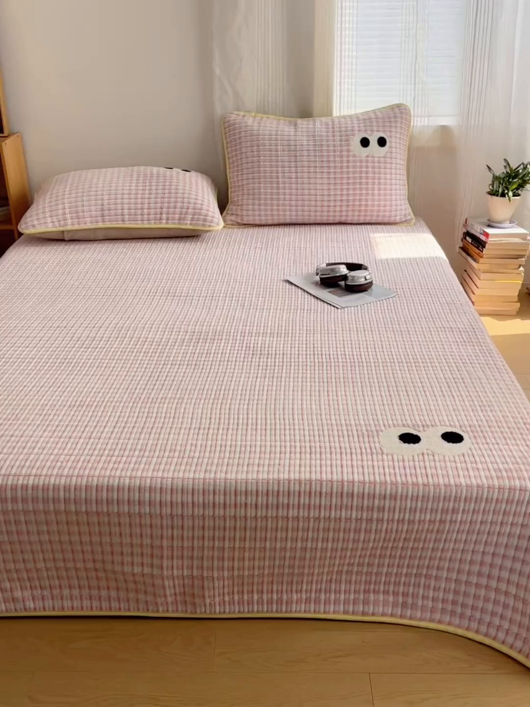 91家纺网 家纺一手货源 找家纺 （总）桃子家居 2025新款韩系撞色毛巾绣大眼睛加厚牛奶绒多功能床盖三件套单品