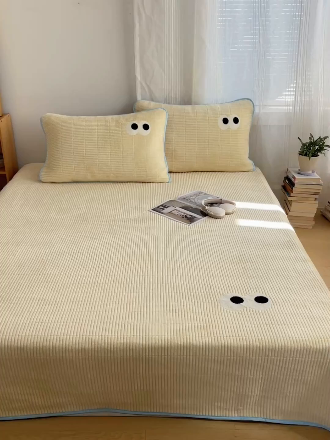 91家纺网 家纺一手货源 找家纺 桃子家居 2025新款韩系撞色毛巾绣大眼睛加厚牛奶绒多功能床盖三件套单品 绒床盖-毛巾绣大眼黄