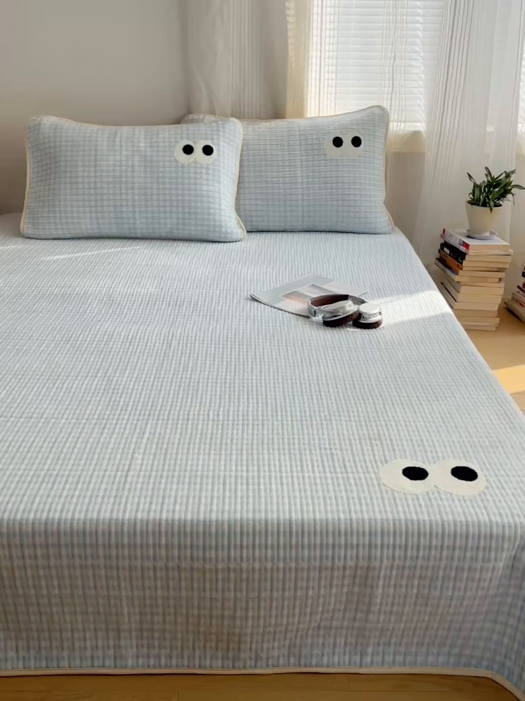 91家纺网 家纺一手货源 找家纺 桃子家居 2025新款韩系撞色毛巾绣大眼睛加厚牛奶绒多功能床盖三件套单品 绒床盖-毛巾绣大眼蓝格