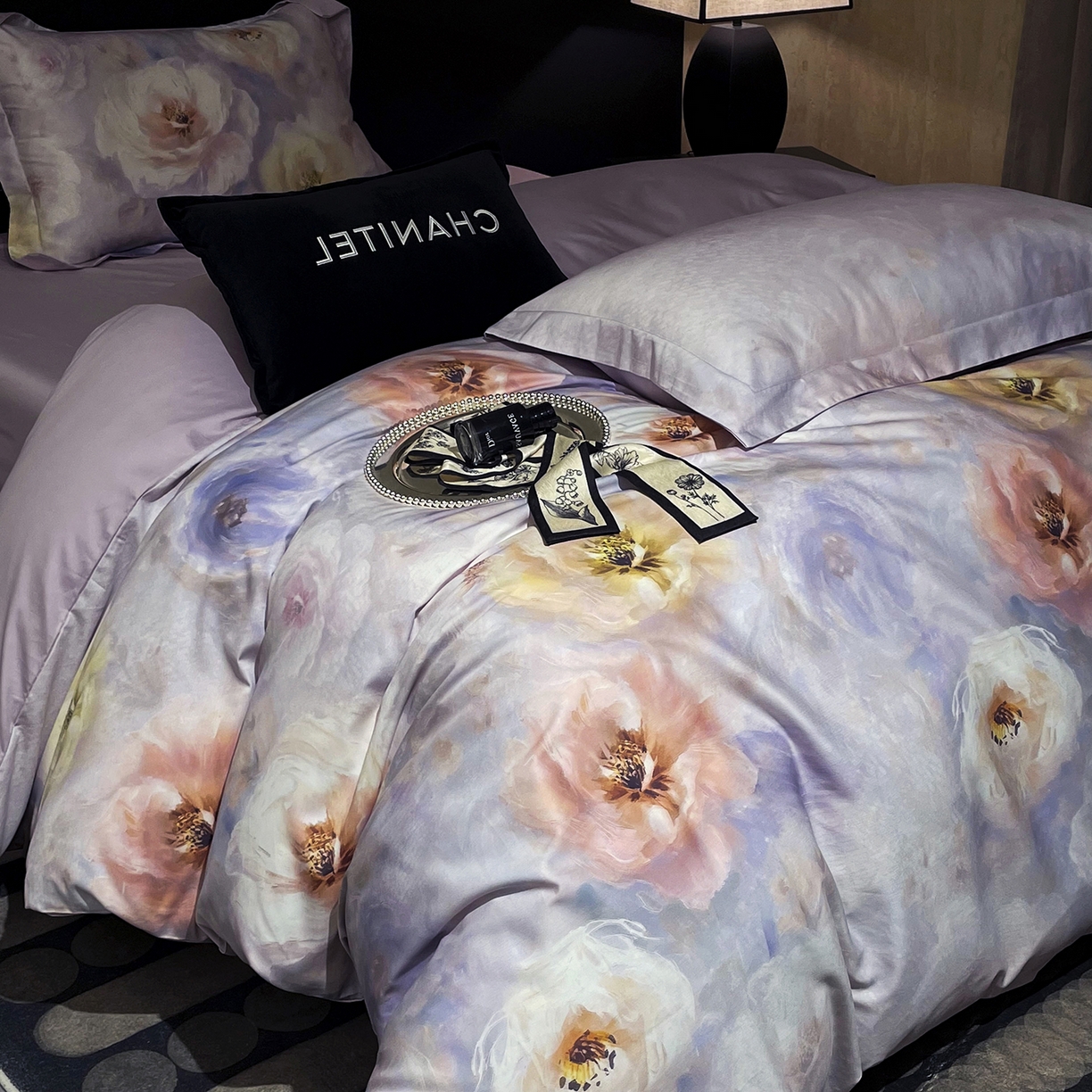 91家纺网 家纺一手货源 找家纺 大渔生活 2025新款贡缎长绒棉高品数码印花四件套 绯梦萦紫