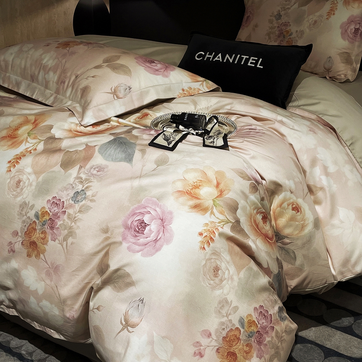 91家纺网 家纺一手货源 找家纺 大渔生活 2025新款贡缎长绒棉高品数码印花四件套 雾粉花槿