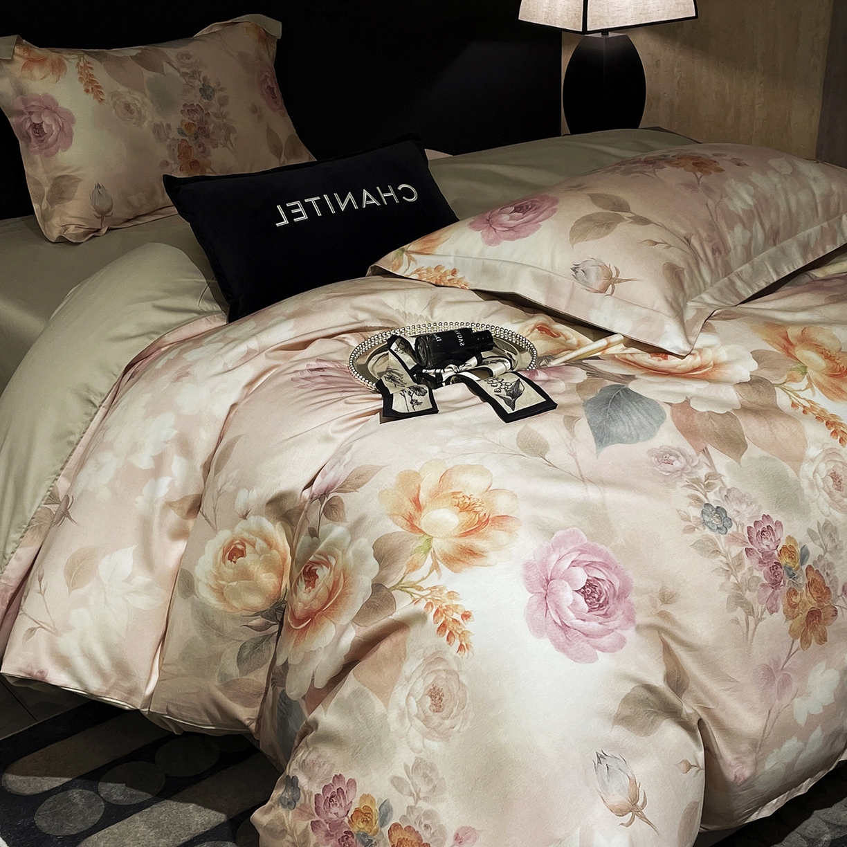 91家纺网 家纺一手货源 找家纺 大渔生活 2025新款贡缎长绒棉高品数码印花四件套 雾粉花槿