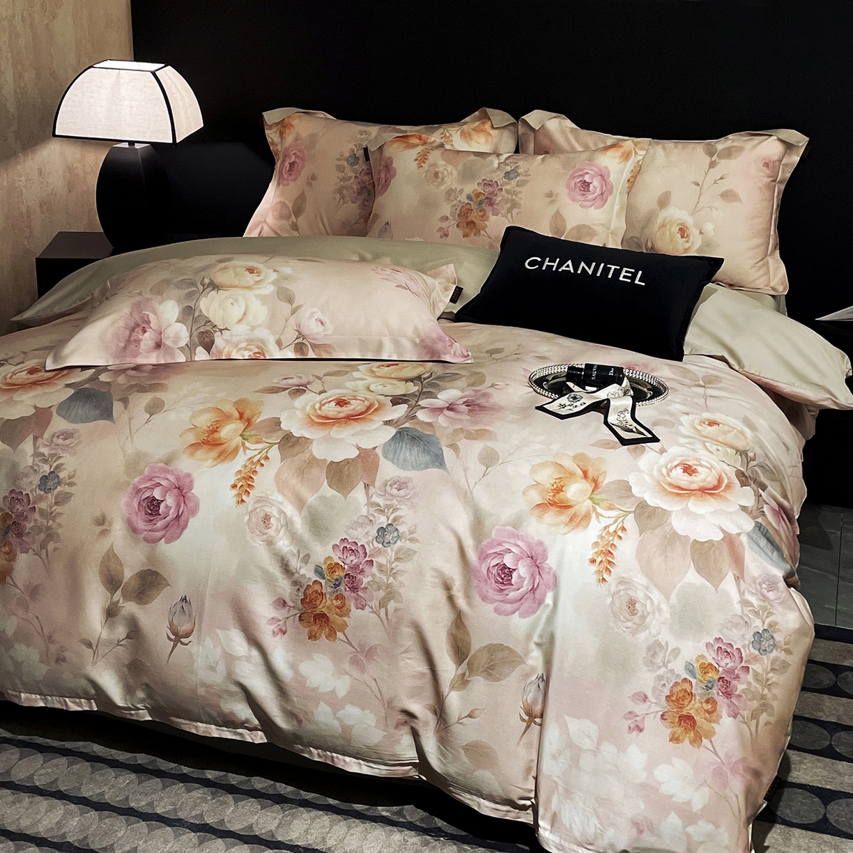 91家纺网 家纺一手货源 找家纺 大渔生活 2025新款贡缎长绒棉高品数码印花四件套 雾粉花槿