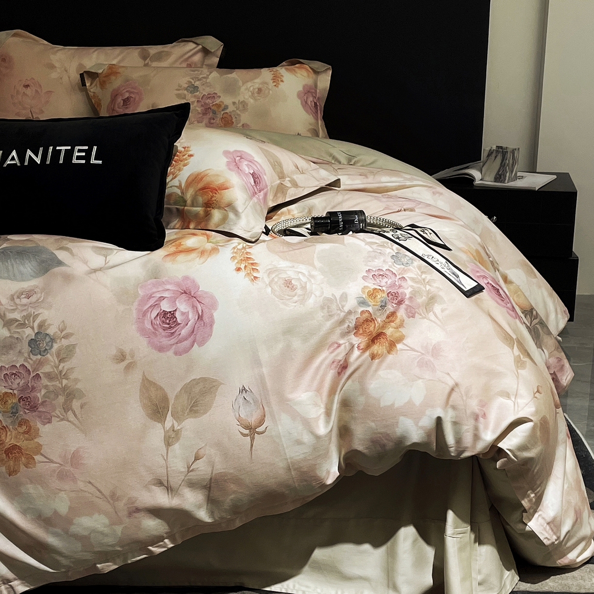 91家纺网 家纺一手货源 找家纺 大渔生活 2025新款贡缎长绒棉高品数码印花四件套 雾粉花槿