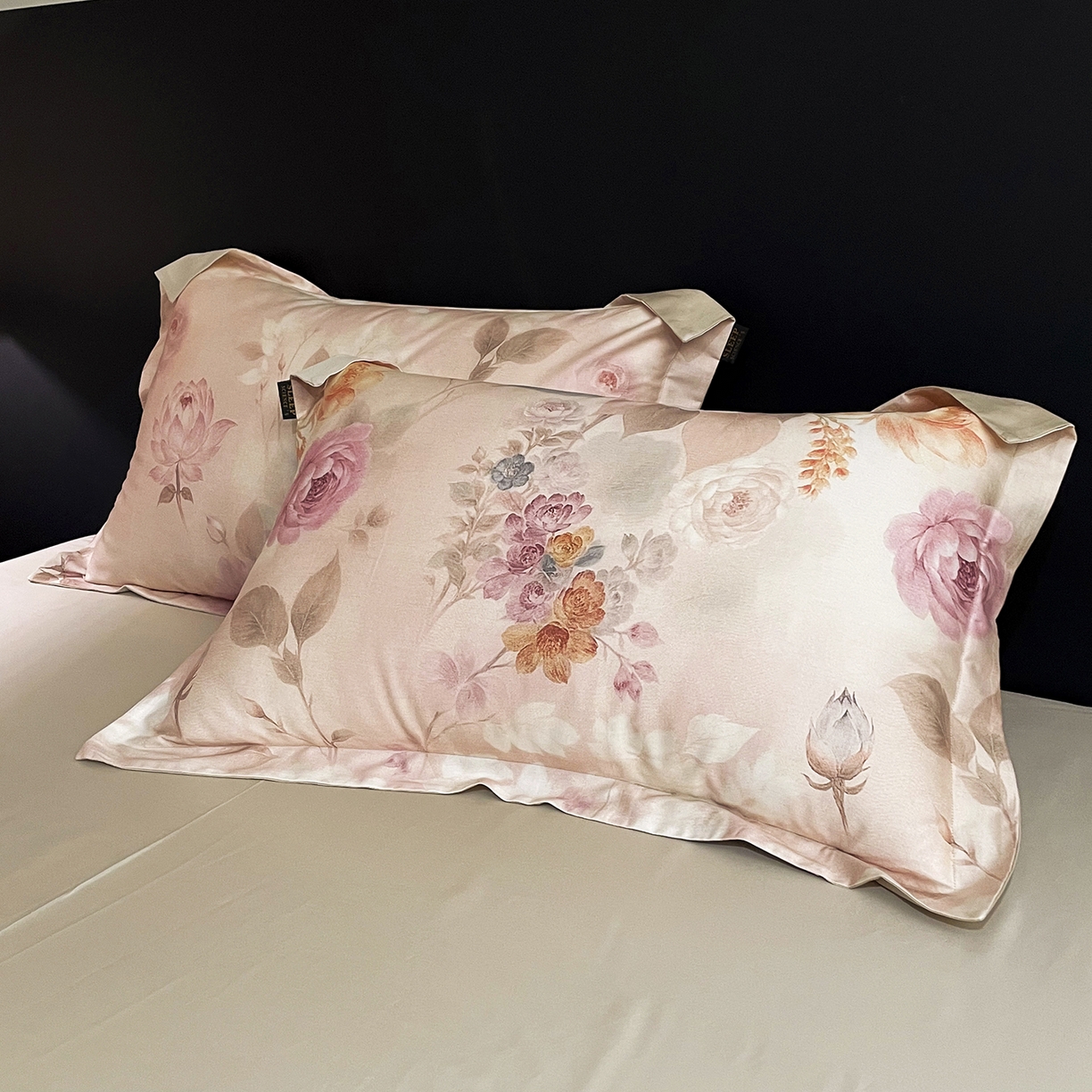 91家纺网 家纺一手货源 找家纺 大渔生活 2025新款贡缎长绒棉高品数码印花四件套 雾粉花槿