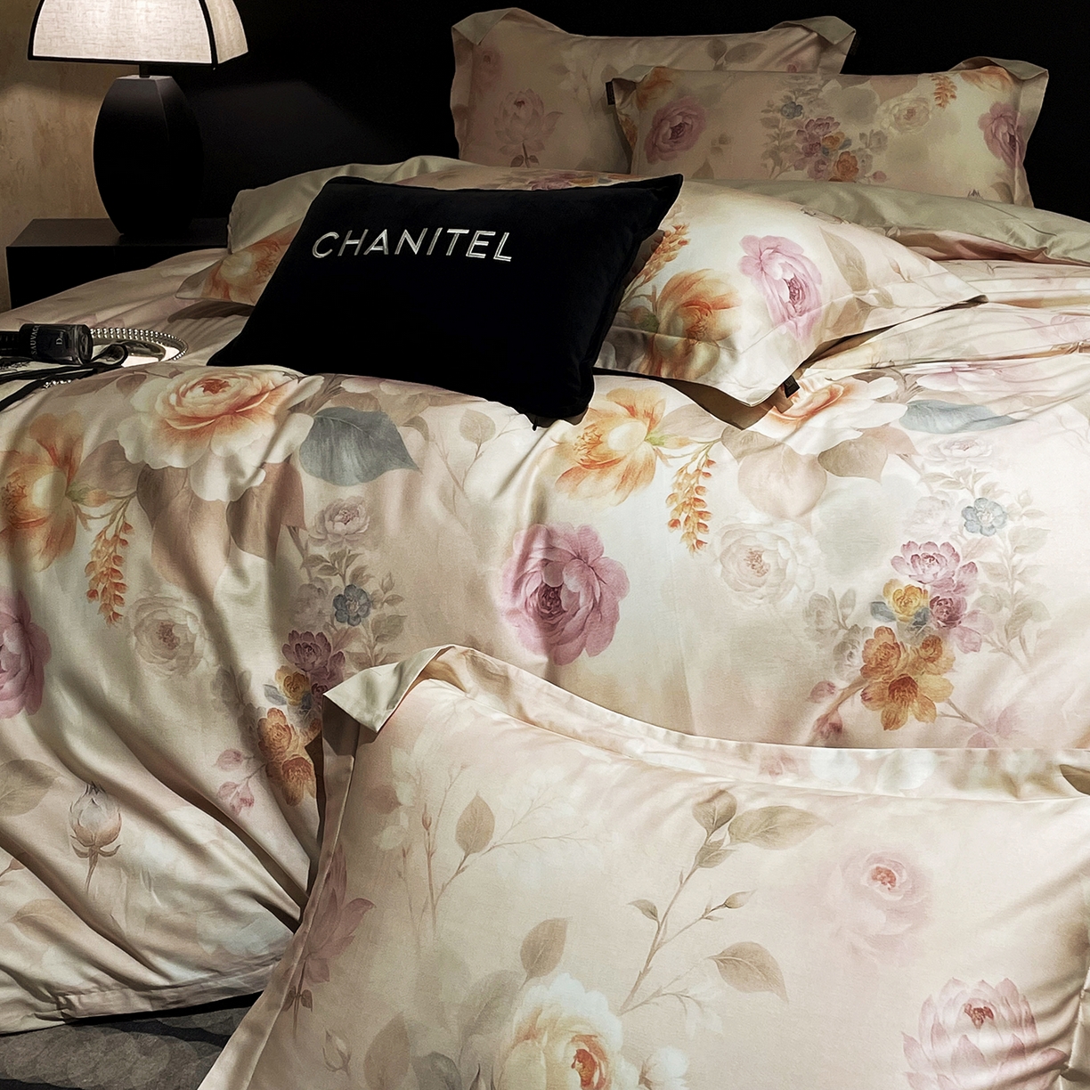 91家纺网 家纺一手货源 找家纺 大渔生活 2025新款贡缎长绒棉高品数码印花四件套 雾粉花槿