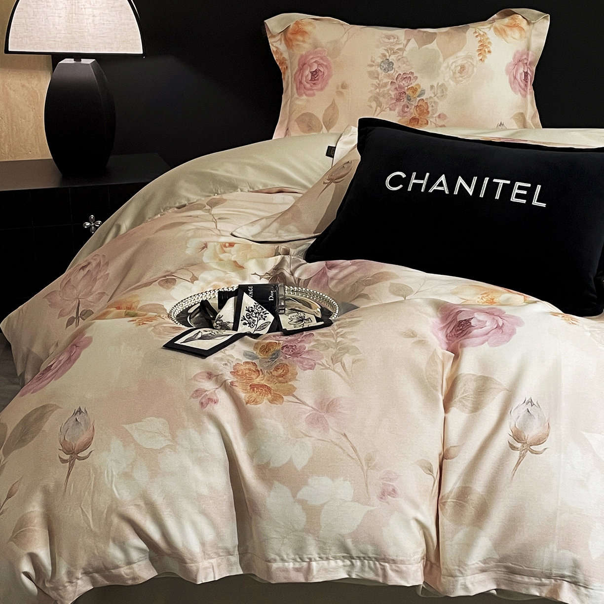 91家纺网 家纺一手货源 找家纺 大渔生活 2025新款贡缎长绒棉高品数码印花四件套 雾粉花槿