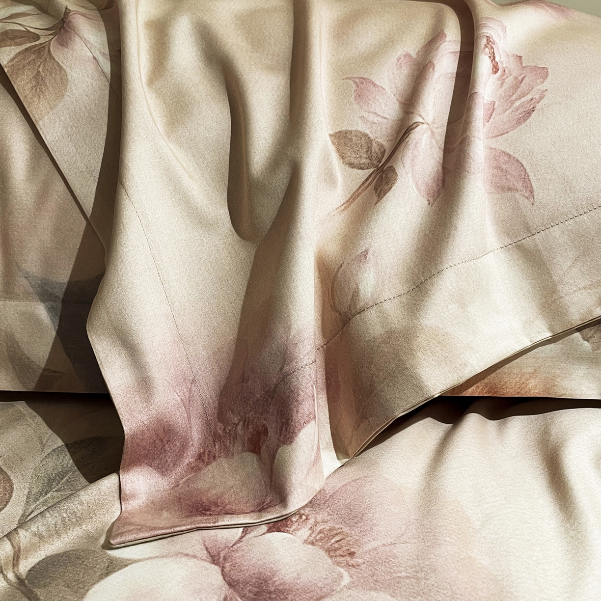 91家纺网 家纺一手货源 找家纺 大渔生活 2025新款贡缎长绒棉高品数码印花四件套 雾粉花槿