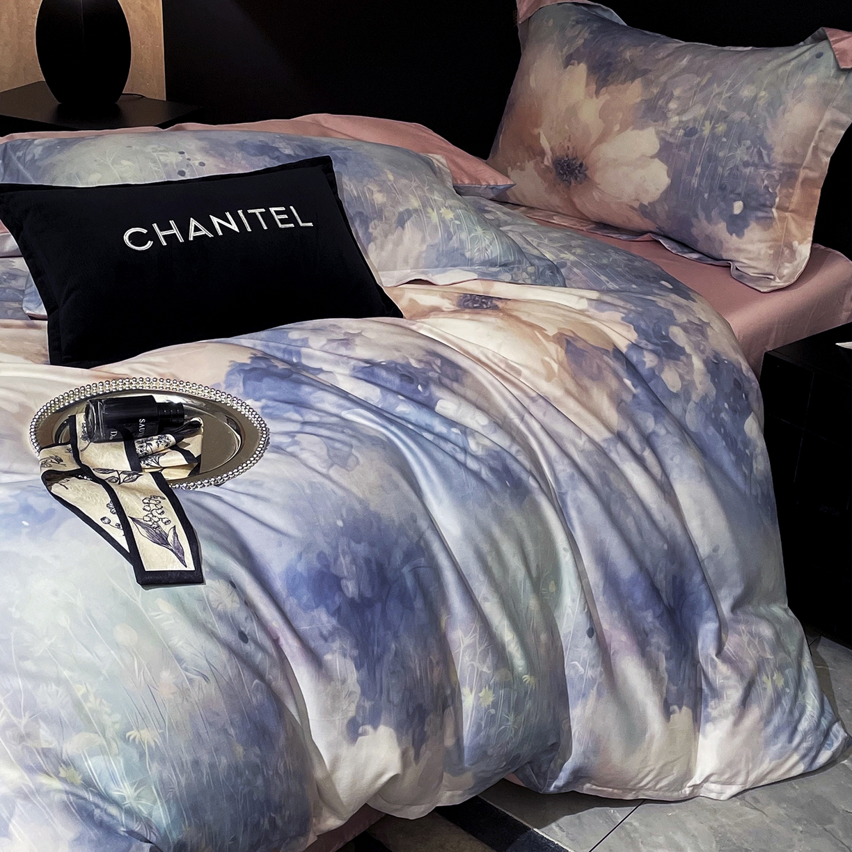 91家纺网 家纺一手货源 找家纺 大渔生活 2025新款贡缎长绒棉高品数码印花四件套 云花漾蓝