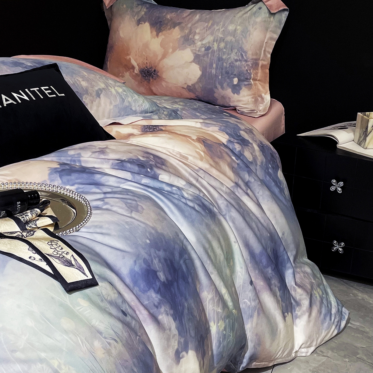 91家纺网 家纺一手货源 找家纺 大渔生活 2025新款贡缎长绒棉高品数码印花四件套 云花漾蓝