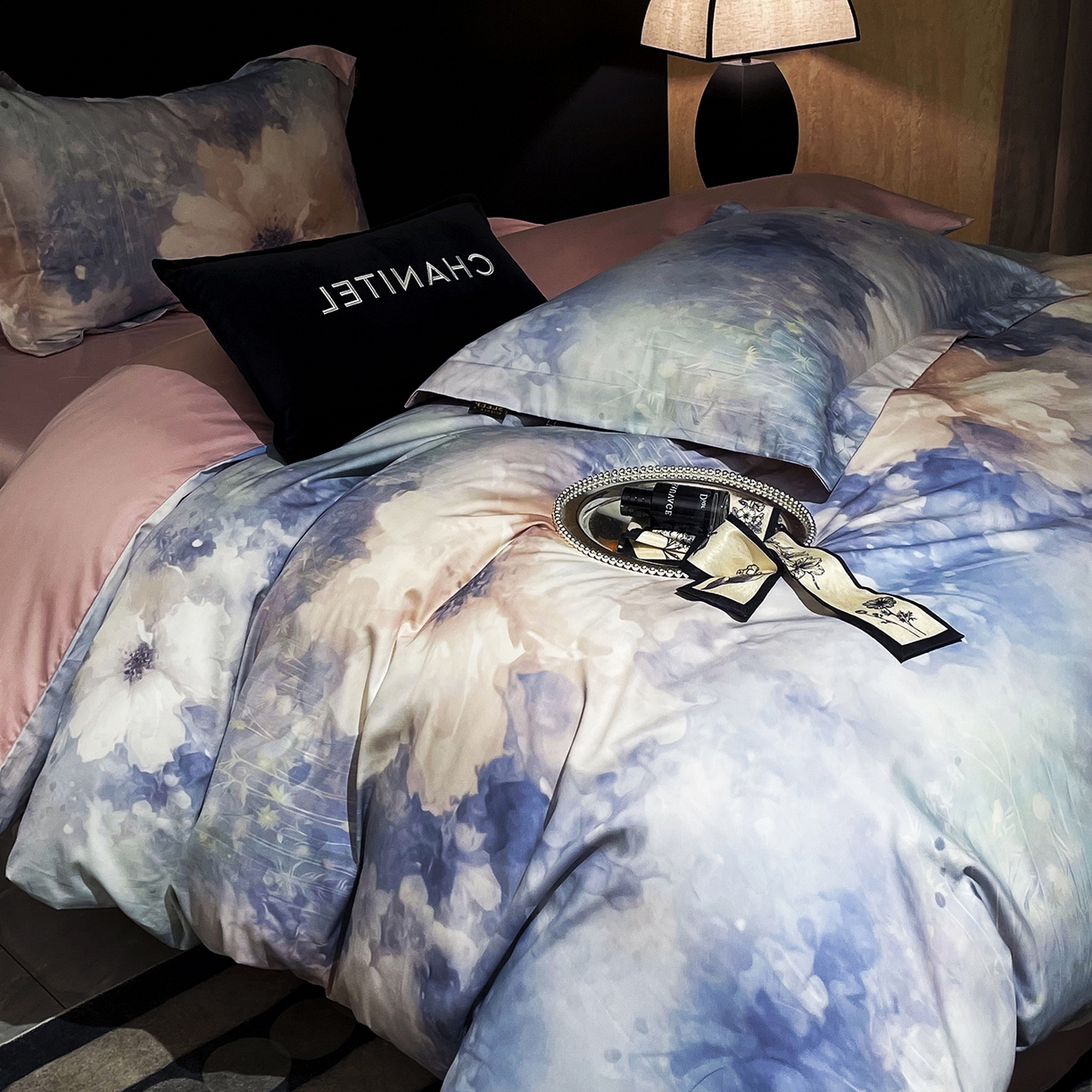 91家纺网 家纺一手货源 找家纺 大渔生活 2025新款贡缎长绒棉高品数码印花四件套 云花漾蓝