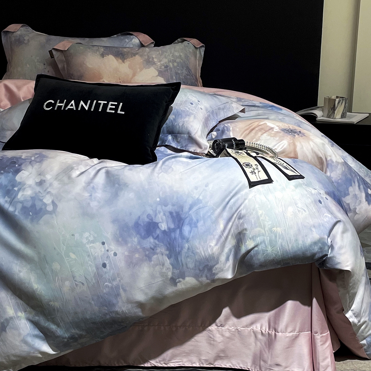 91家纺网 家纺一手货源 找家纺 大渔生活 2025新款贡缎长绒棉高品数码印花四件套 云花漾蓝