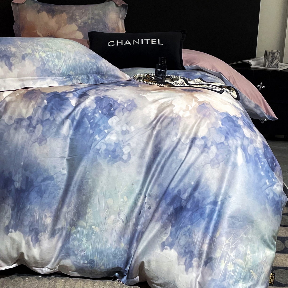 91家纺网 家纺一手货源 找家纺 大渔生活 2025新款贡缎长绒棉高品数码印花四件套 云花漾蓝