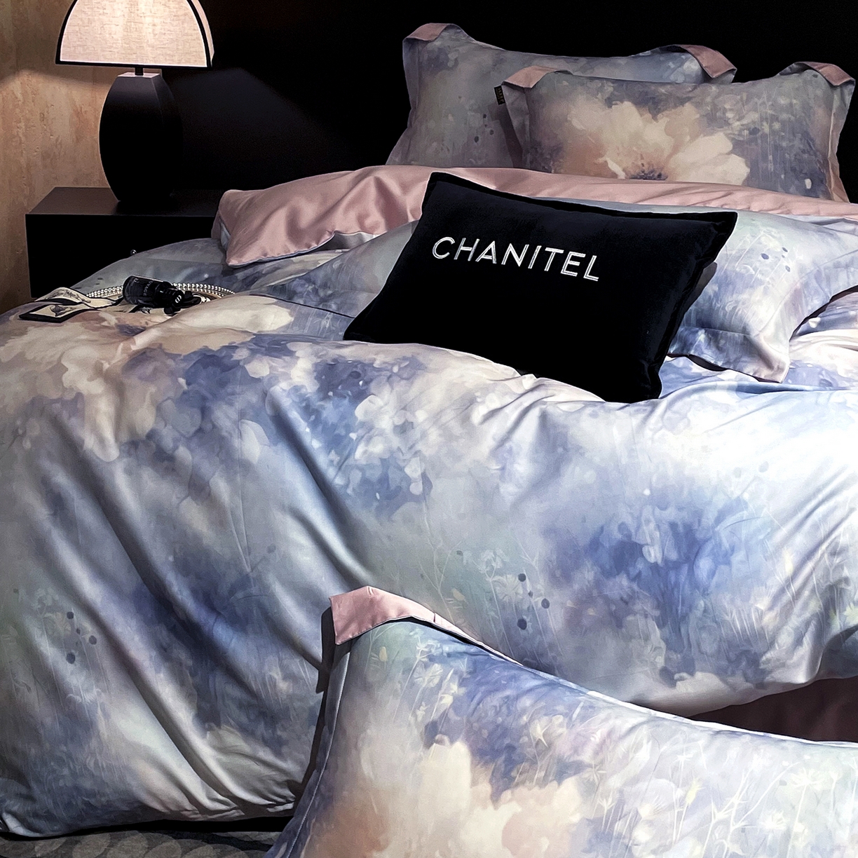 91家纺网 家纺一手货源 找家纺 大渔生活 2025新款贡缎长绒棉高品数码印花四件套 云花漾蓝