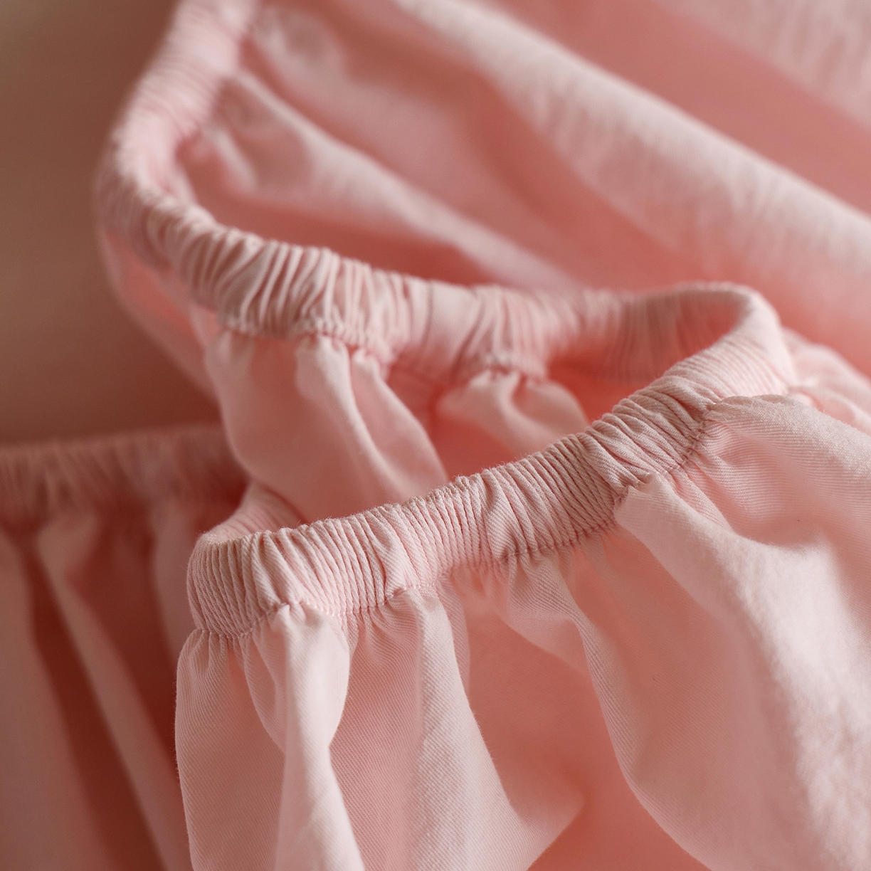 91家纺网 家纺一手货源 找家纺 轩和家居 2025新款全棉高支旧感砂洗长绒棉单床笠 薄樱粉