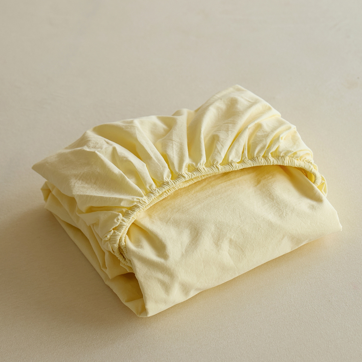 91家纺网 家纺一手货源 找家纺 轩和家居 2025新款全棉高支旧感砂洗长绒棉单床笠 淡黄色