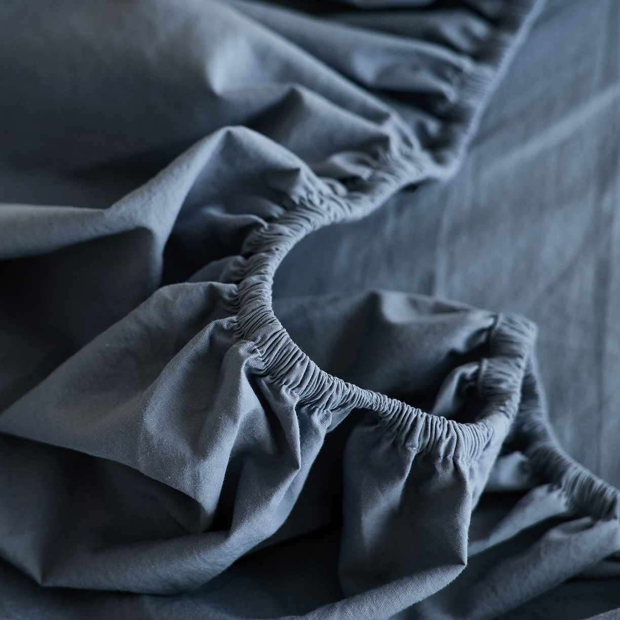 91家纺网 家纺一手货源 找家纺 轩和家居 2025新款全棉高支旧感砂洗长绒棉单床笠 霁兰色