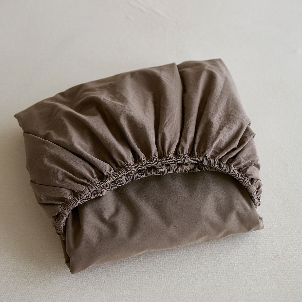 91家纺网 家纺一手货源 找家纺 轩和家居 2025新款全棉高支旧感砂洗长绒棉单床笠 落栗棕