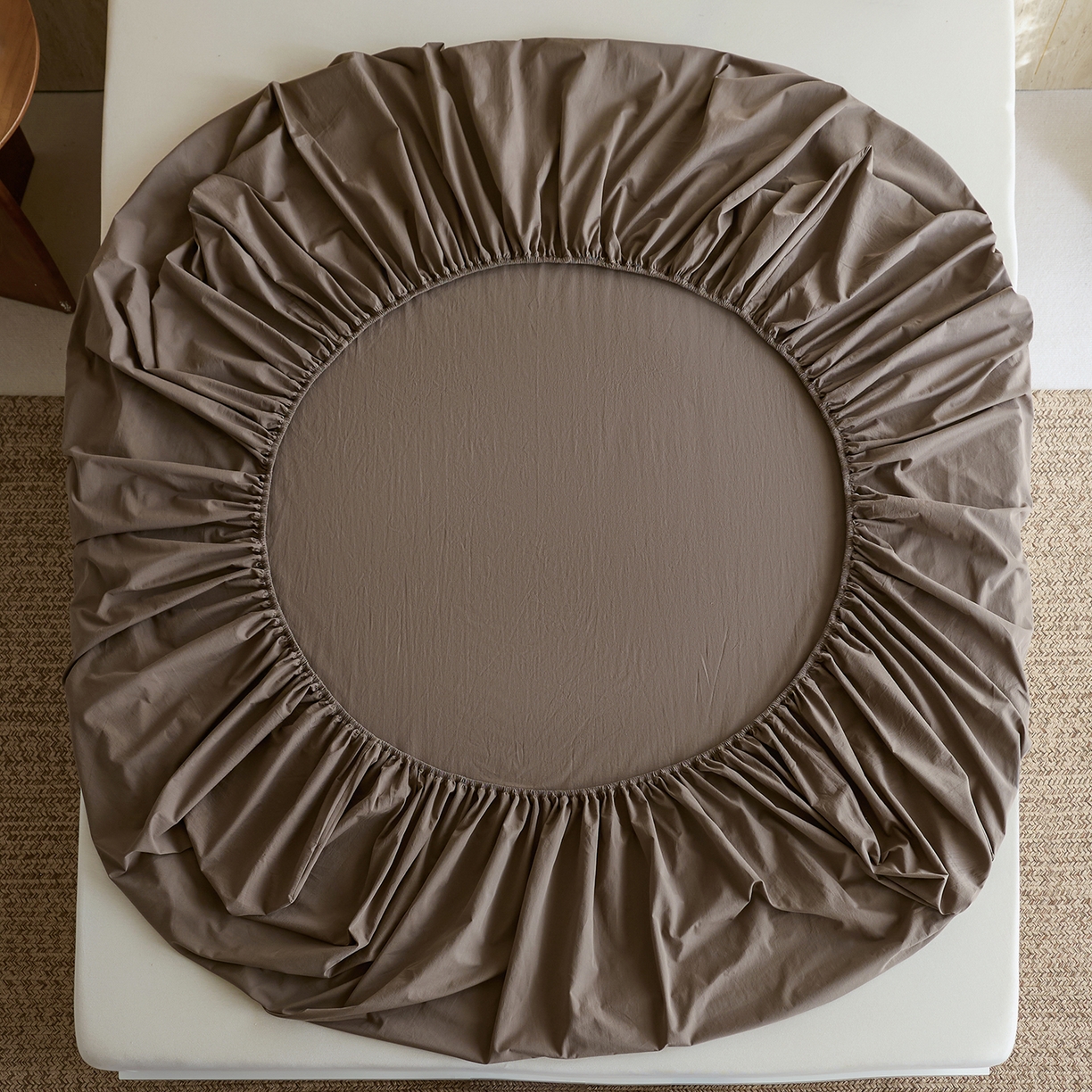 91家纺网 家纺一手货源 找家纺 轩和家居 2025新款全棉高支旧感砂洗长绒棉单床笠 落栗棕