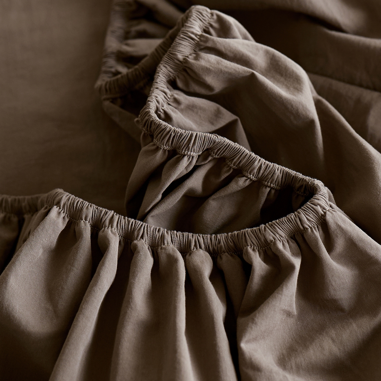 91家纺网 家纺一手货源 找家纺 轩和家居 2025新款全棉高支旧感砂洗长绒棉单床笠 落栗棕