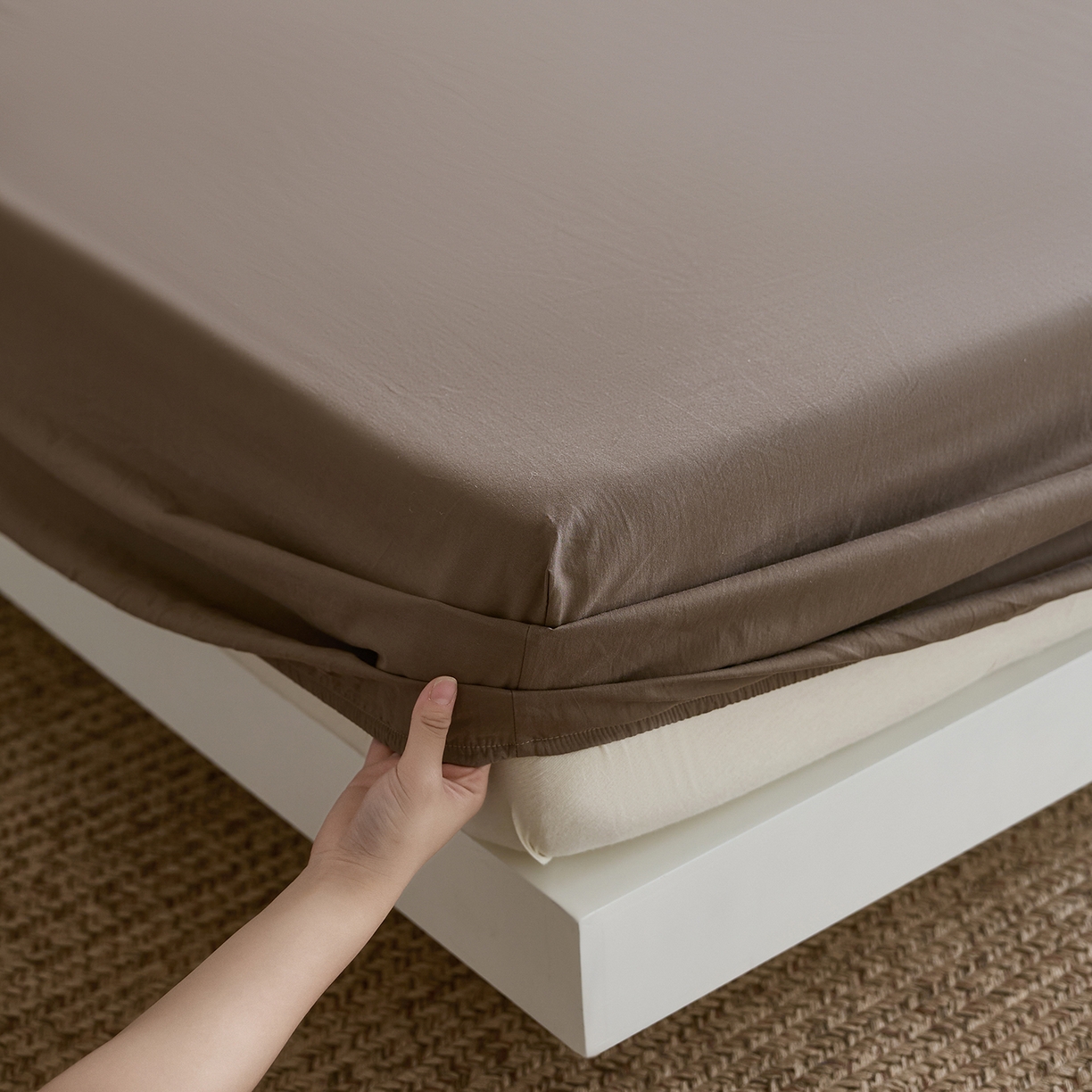 91家纺网 家纺一手货源 找家纺 轩和家居 2025新款全棉高支旧感砂洗长绒棉单床笠 落栗棕