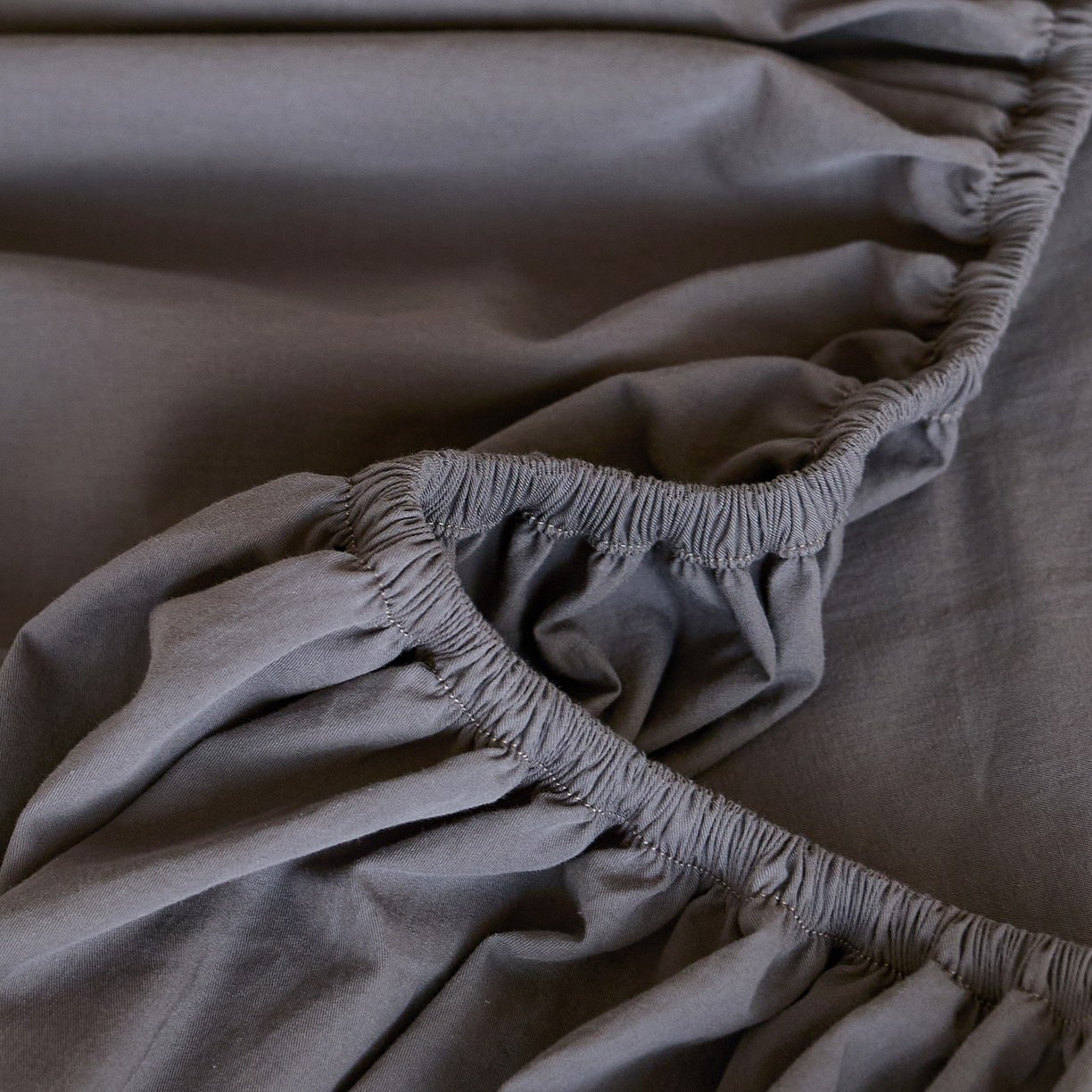 91家纺网 家纺一手货源 找家纺 轩和家居 2025新款全棉高支旧感砂洗长绒棉单床笠 墨染灰