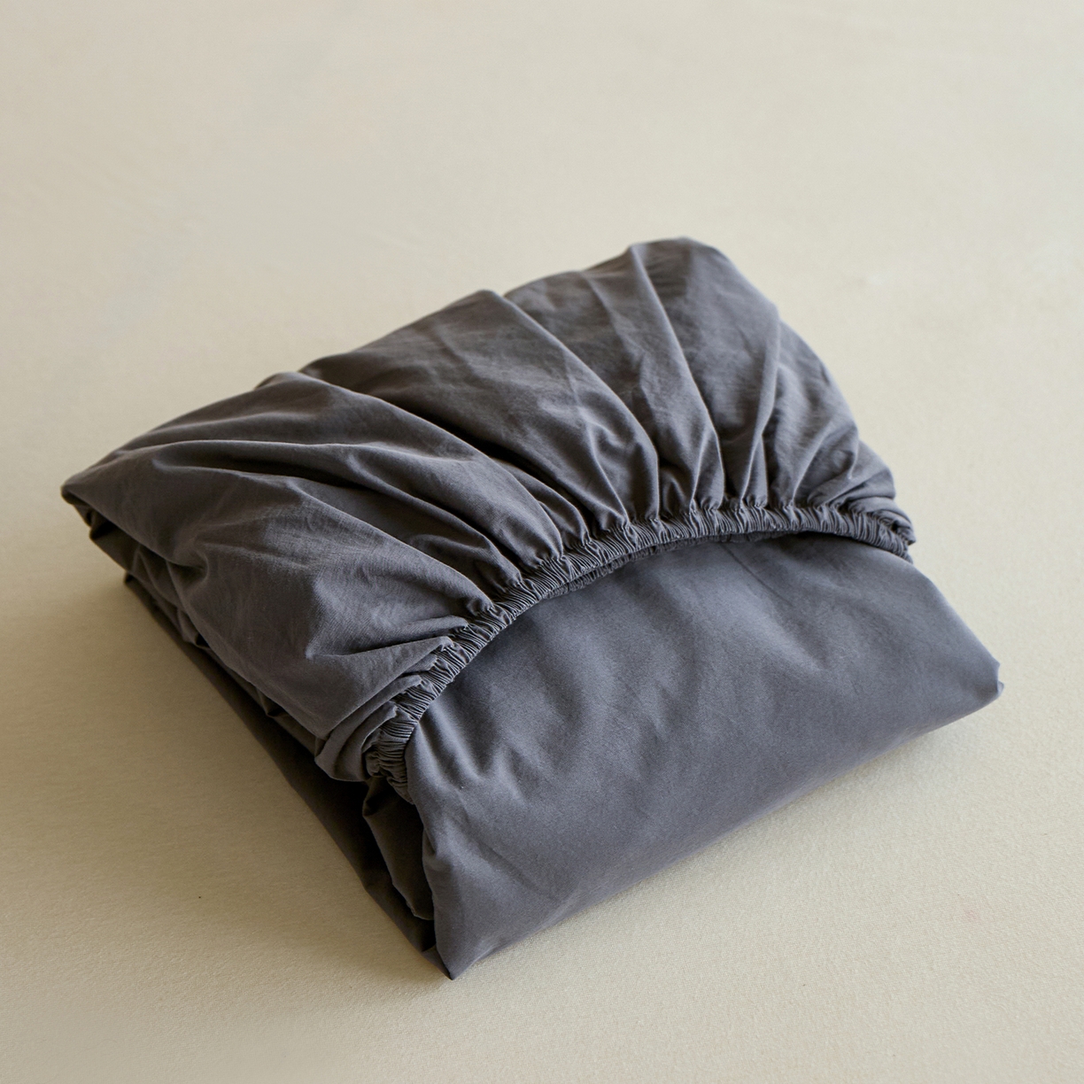 91家纺网 家纺一手货源 找家纺 轩和家居 2025新款全棉高支旧感砂洗长绒棉单床笠 墨染灰