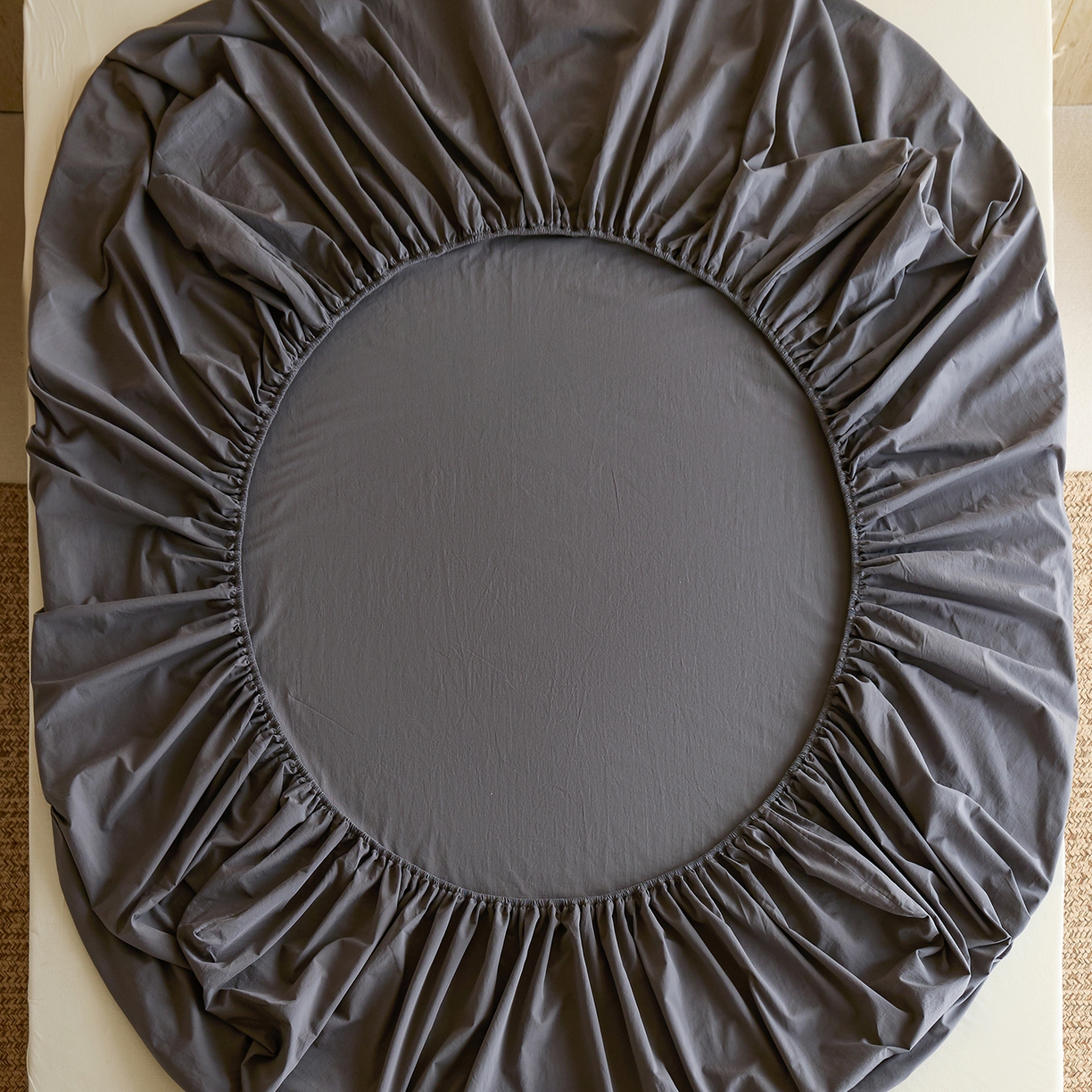 91家纺网 家纺一手货源 找家纺 轩和家居 2025新款全棉高支旧感砂洗长绒棉单床笠 墨染灰